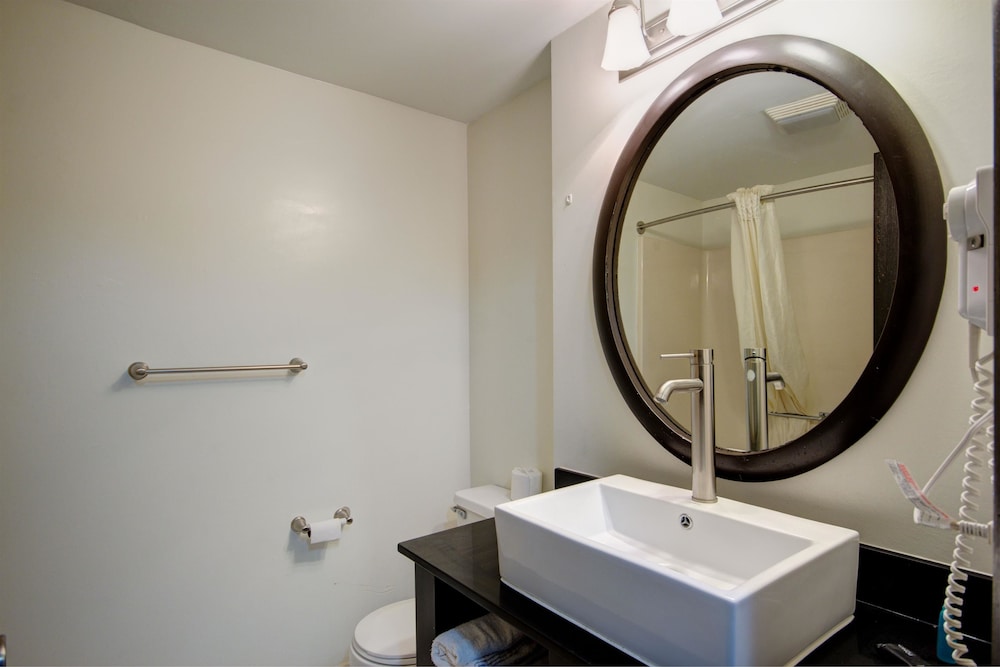 Room, 1 King Bed, Non Smoking, Kitchenette - Photo 8