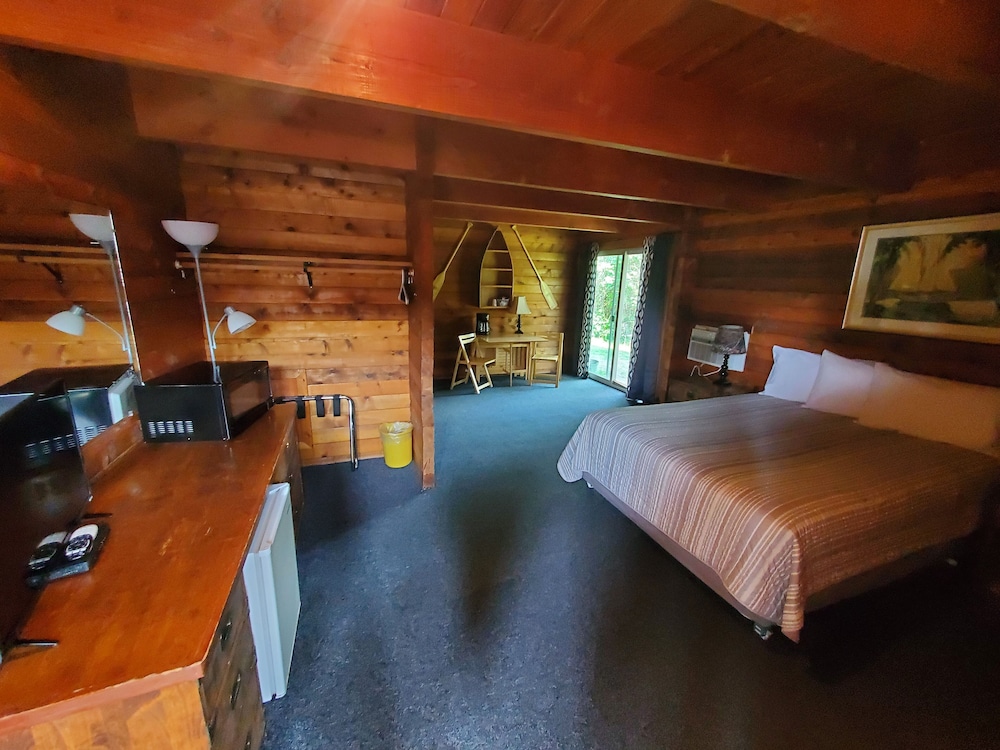 Standard Room, 1 Queen Bed, River View (Pet Friendly)