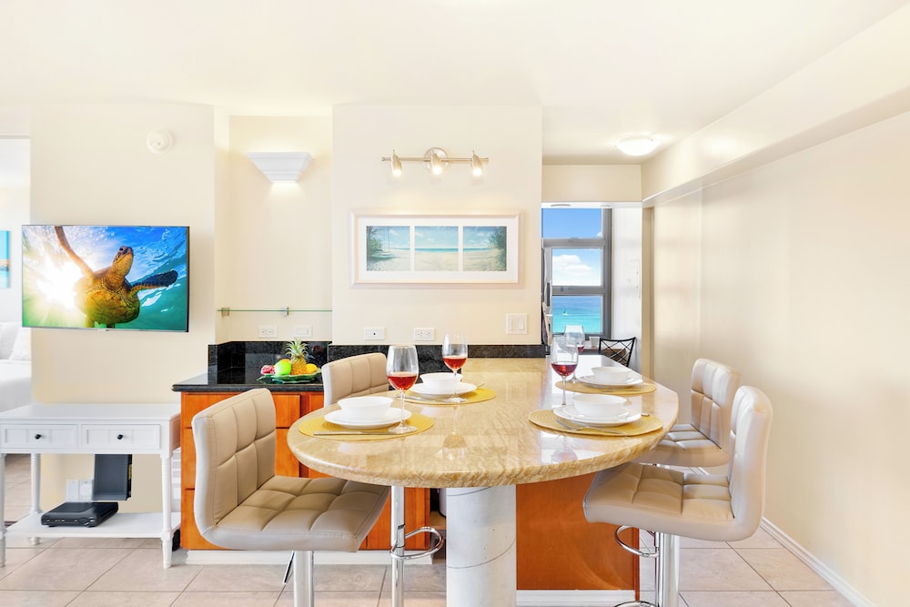 Diamond Head and Ocean views with King Bed and Parking: Suite, 1 Bedroom, Balcony, Ocean View (0071) photo