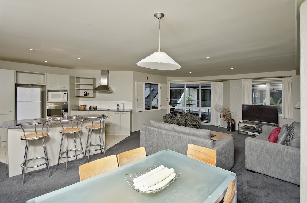 Premium Apartment, 3 Bedrooms, 2 Bathrooms, Corner photo 2