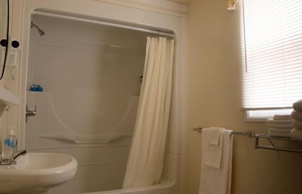 Family Cottage, 2 Bedrooms, Lake View (Unit 8) photo 2