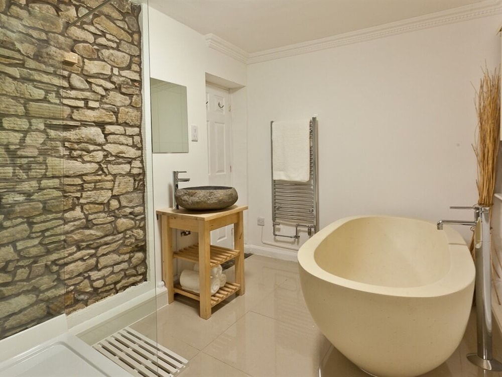 Double or Twin Room, Ensuite (Stone) photo 3