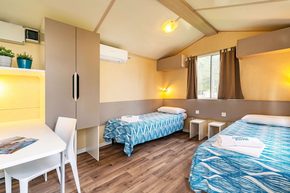 Basic Mobile Home, 2 Twin Beds, Private Bathroom photo 1