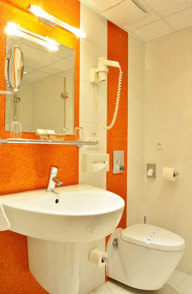 Standard Double or Twin Room - Photo 8