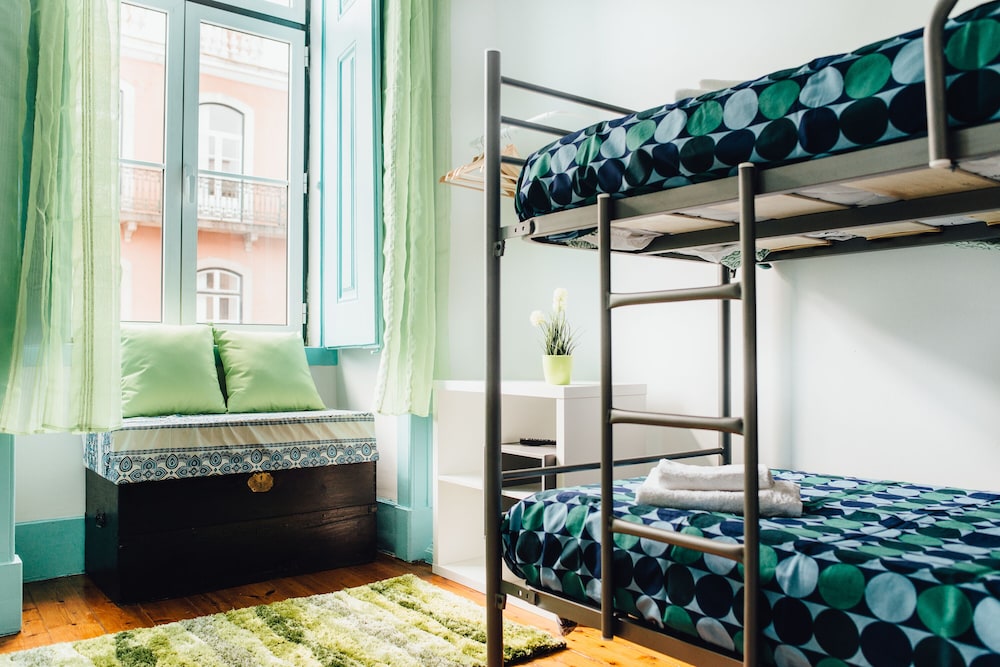 Classic Twin Room with bunk bed and  shared toilet photo 3