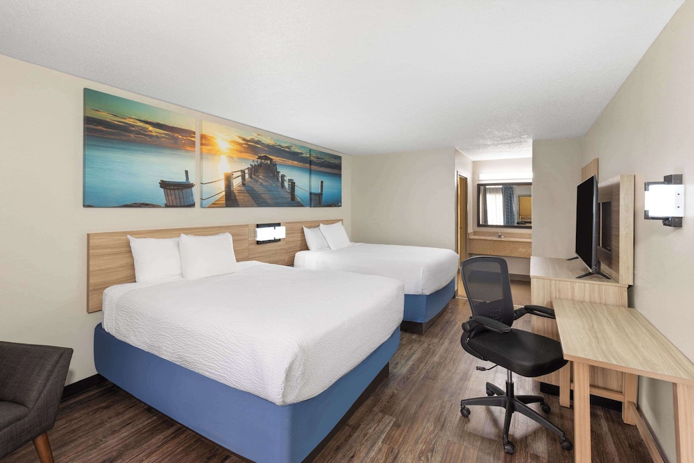 Room, 2 Queen Beds, Non Smoking - Photo 1