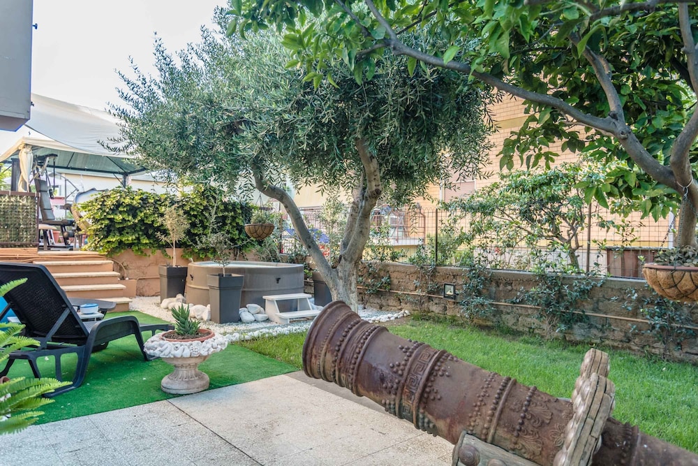Junior Single Room, 1 Bedroom, Private Bathroom, Garden View photo 2
