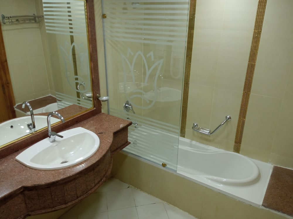 Deluxe Double Room thumbnail 5