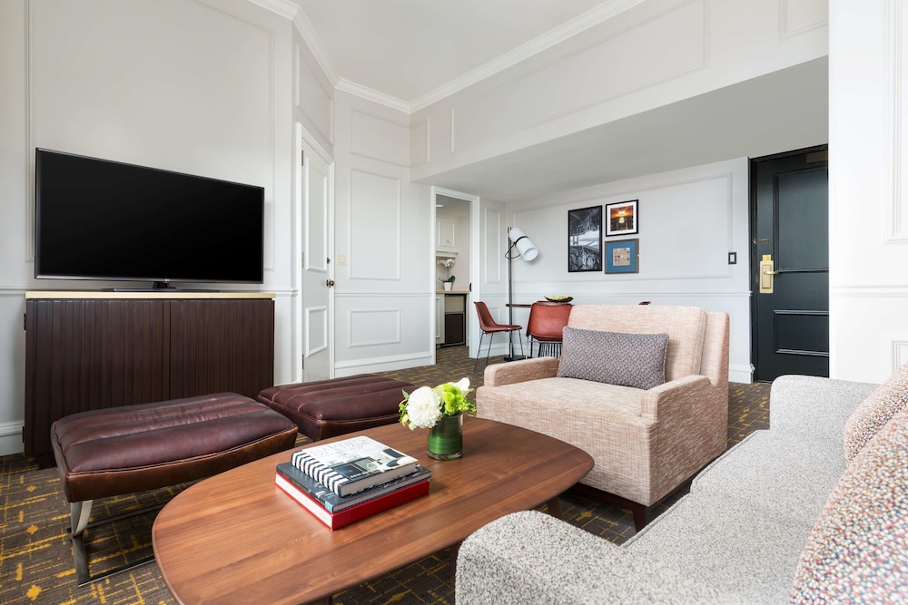 Suite (Parlor) thumbnail 6