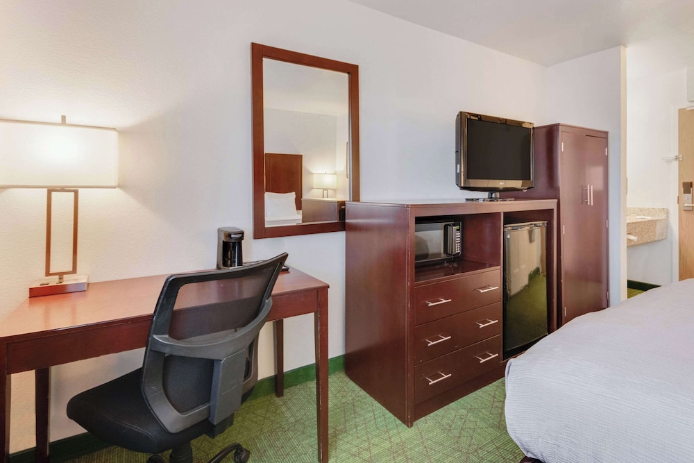 Standard Room, 1 Queen Bed, Non Smoking - Photo 3