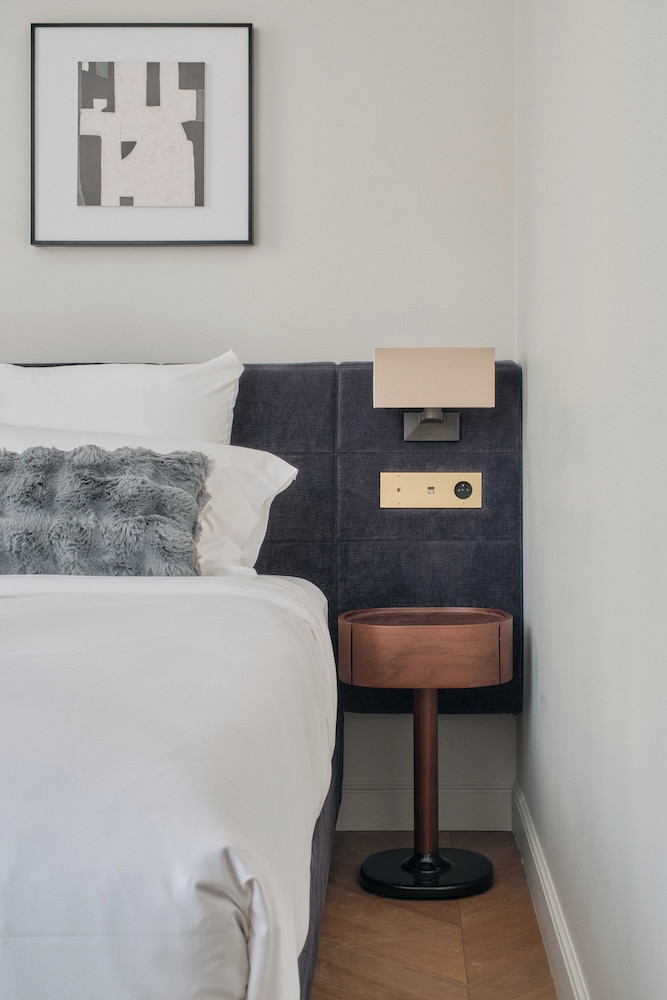 Deluxe One-Bedroom Apartment with City View 403 thumbnail 5