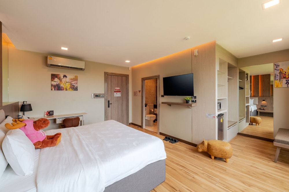 Deluxe King with Bathtub - Photo 2