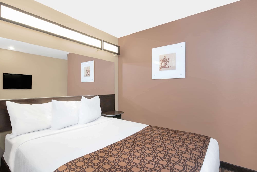 Standard Room, 1 Queen Bed - Photo 1