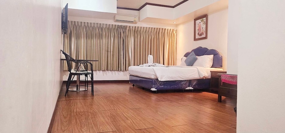 Standard Double Room thumbnail 5