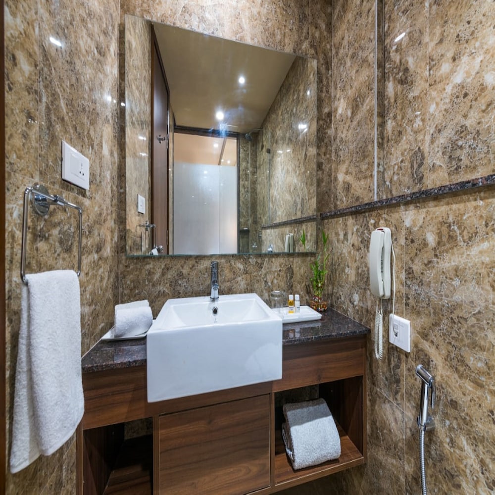 Premium Twin Room - Photo 4