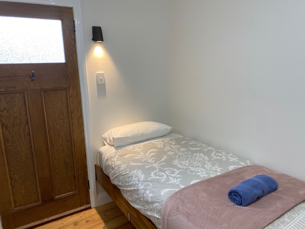 Seacroft Room 10, 2 Twin beds, Courtyard view photo 1