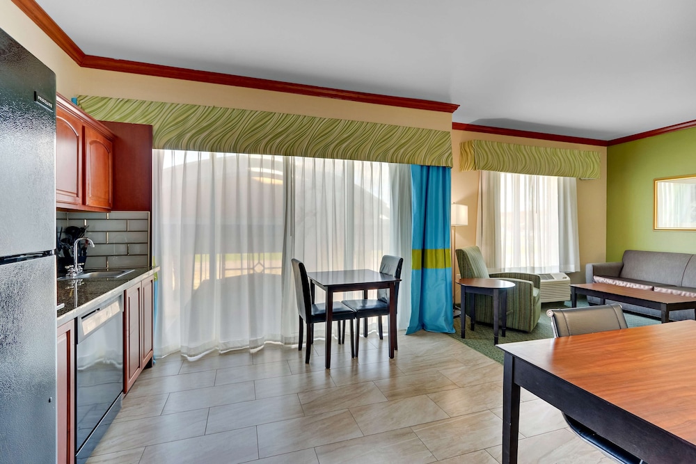 Suite, 1 King Bed, Non Smoking, Kitchenette photo 3