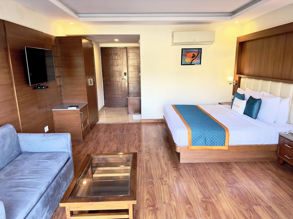 Luxe Room with Balcony - Photo 6
