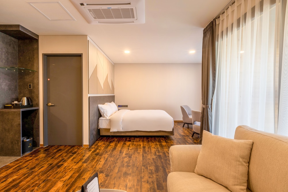 Premium Family Suite - Photo 3