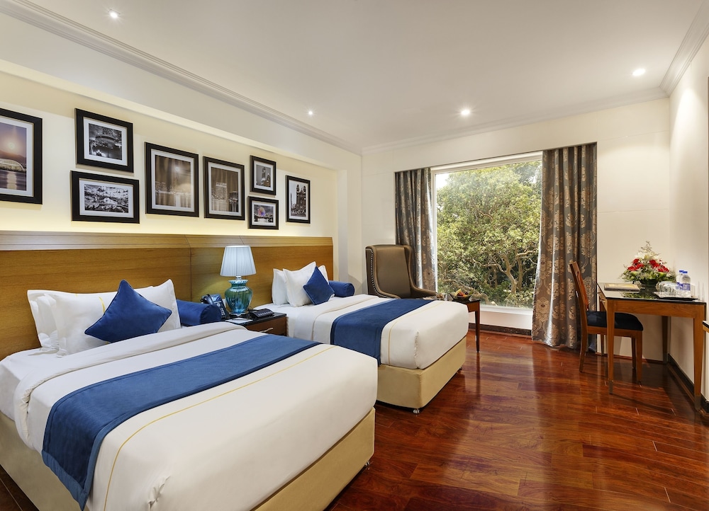 Executive Suite, 1 Double Bed with Sofa bed, Private Bathroom, City View - Photo 3