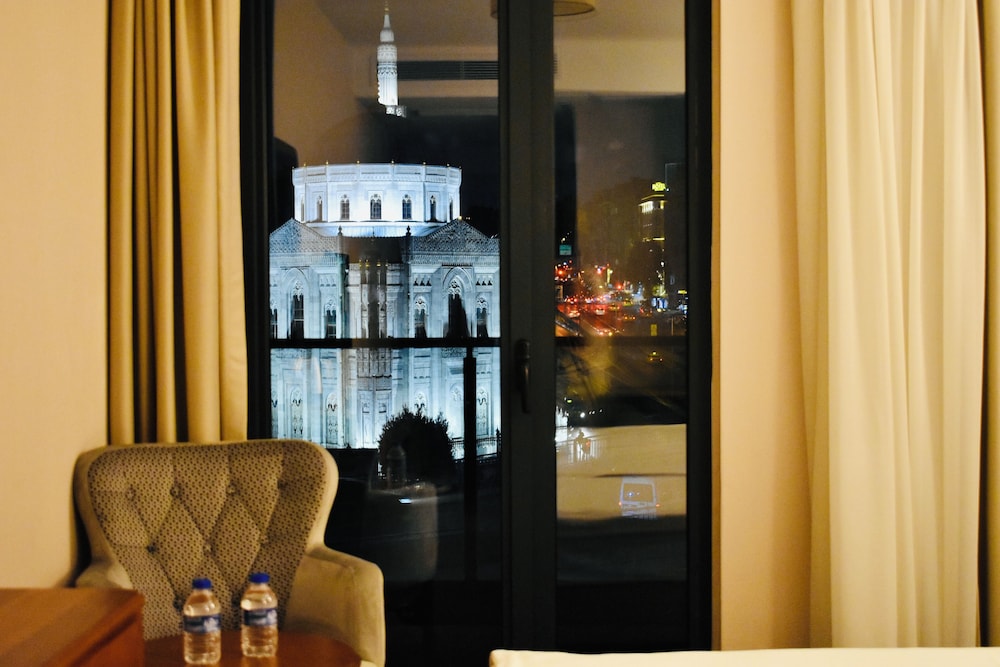 Deluxe King Room With Balcony photo 2