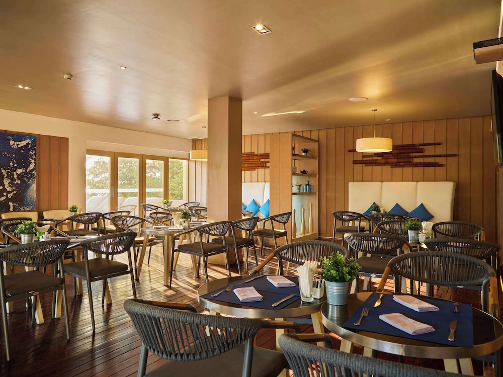 Executive Room, 1 King Bed, Club Lounge Access, Sea View thumbnail 5