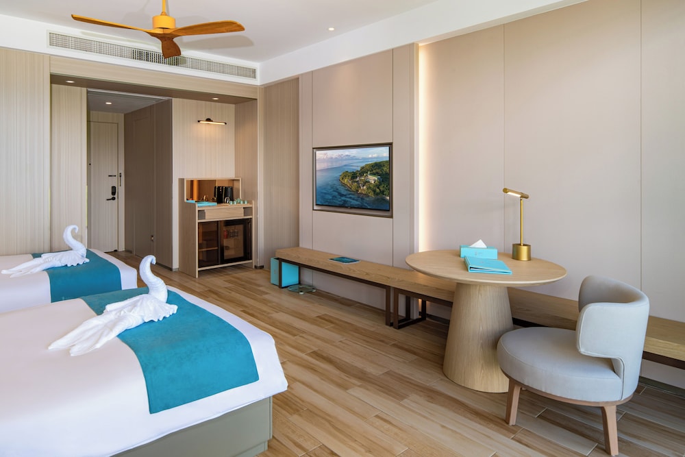 Deluxe Mountain & Ocean View Room - Photo 5