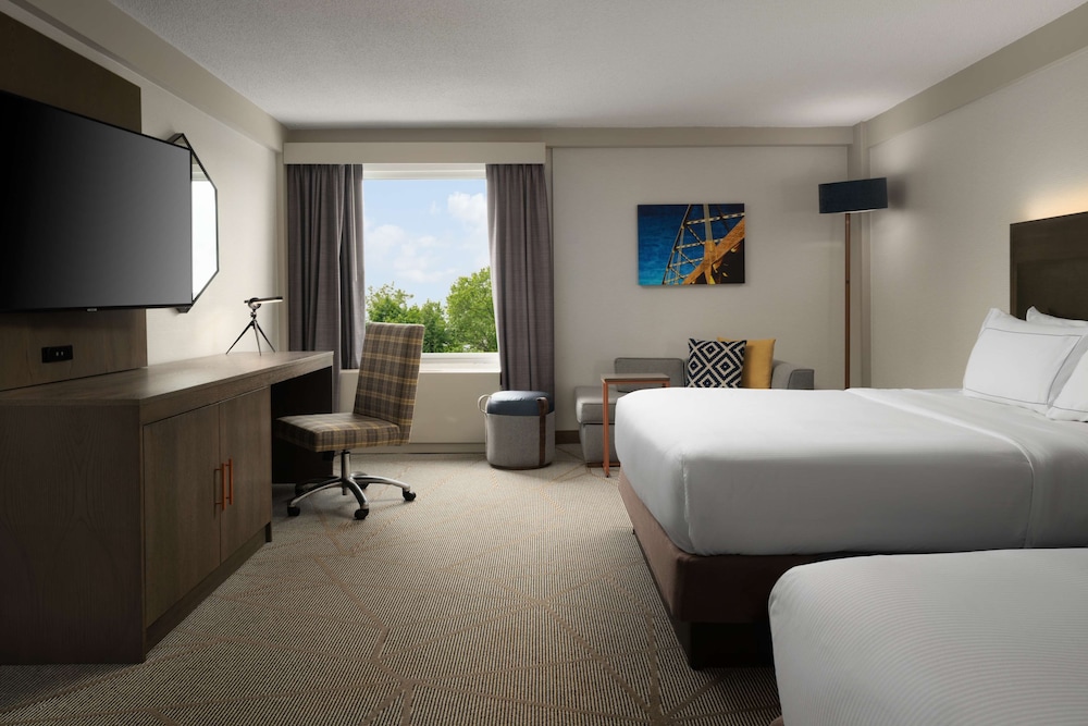 Room, 2 Queen Beds, Roll-in Shower, Non Smoking - Photo 5
