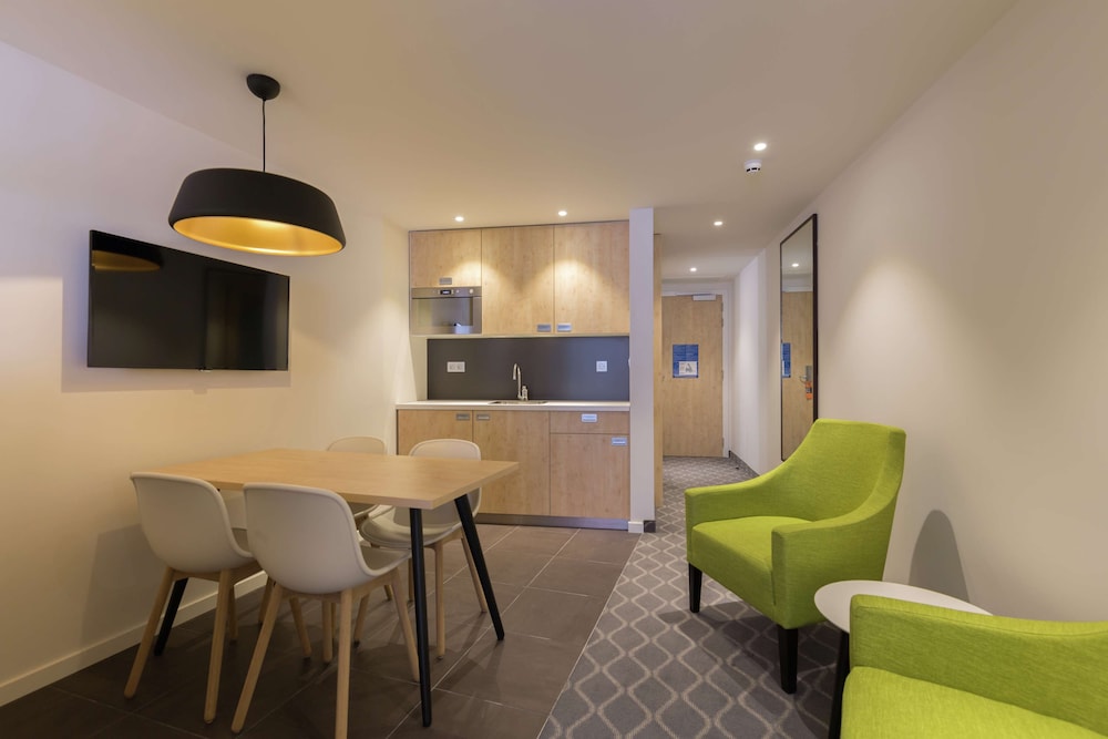 Family Room, Multiple Beds (with kitchenette) thumbnail 6