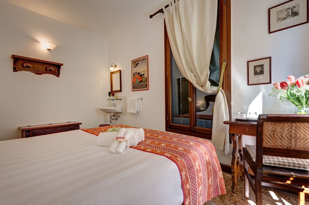 Double Room with Shared Bathroom photo 1