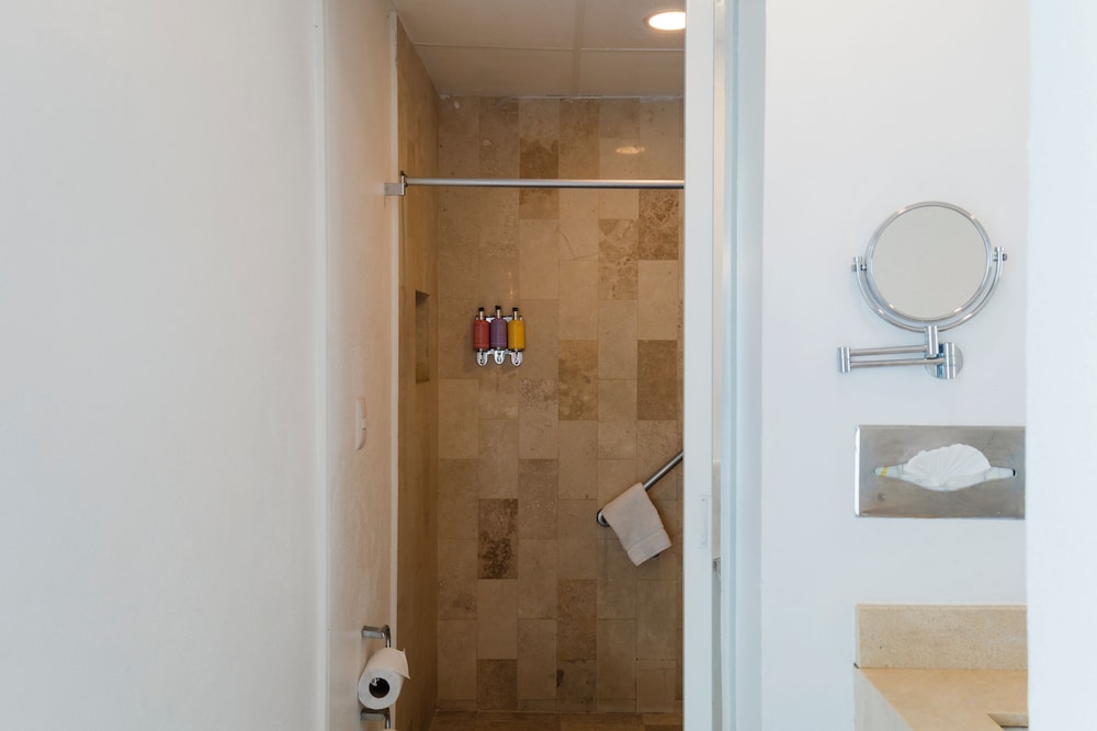 Standard Room, 2 Double Beds - Photo 10
