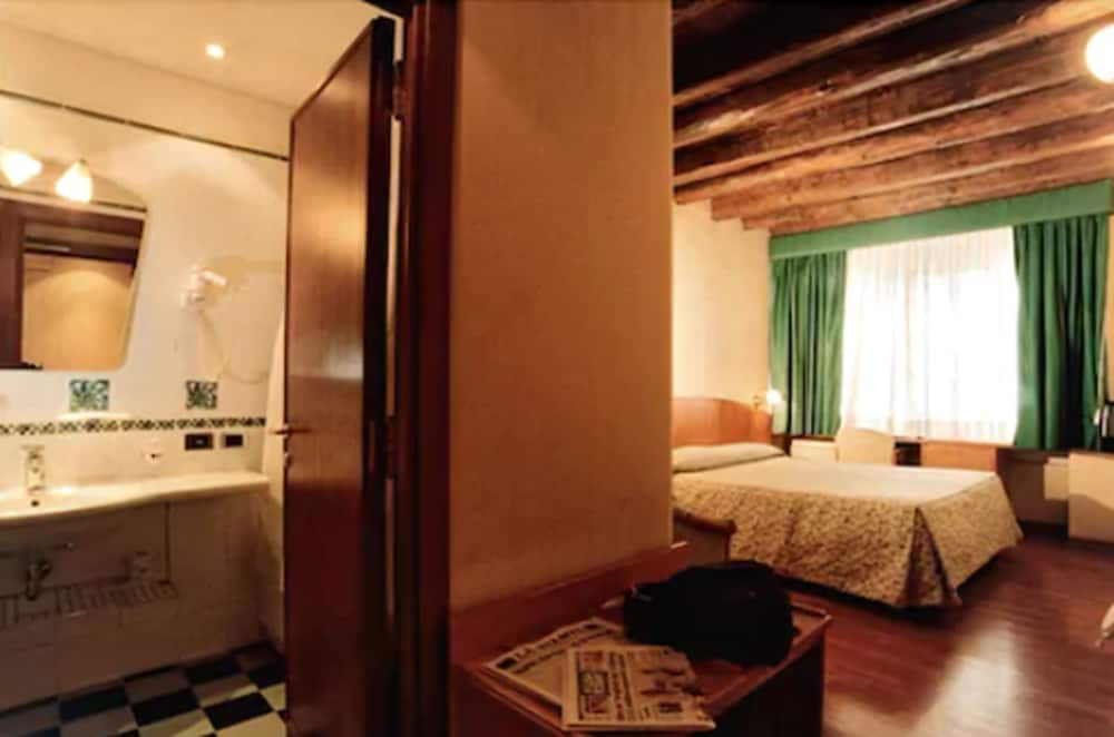 Standard Double or Twin Room photo 3