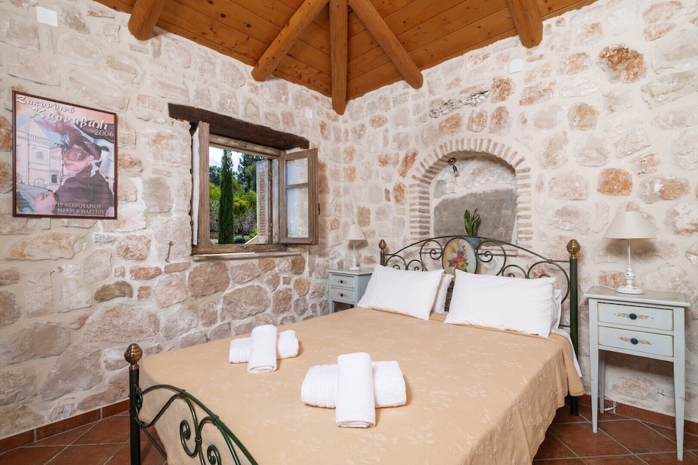 Traditional Villa, 2 Bedrooms, Pool Access, Sea View