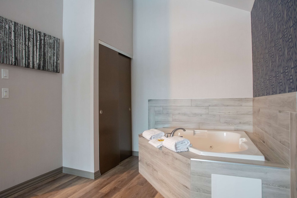 Suite, 1 King Bed, Non Smoking, Balcony (with Sofabed) - Photo 3