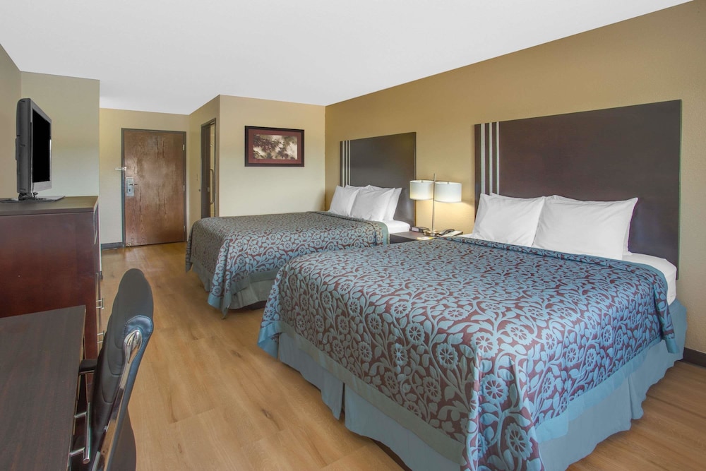 Room, 2 Queen Beds, Non Smoking - Photo 2