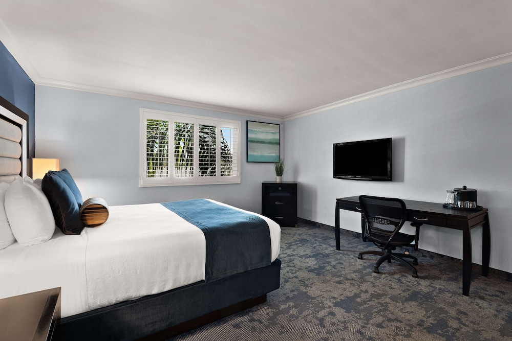 Suite, 1 King Bed, Accessible, Bathtub (With Sofabed) photo 2