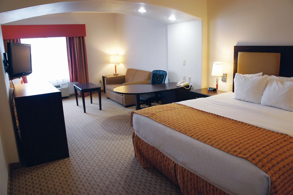 Deluxe Suite, 1 King Bed, Non Smoking - Photo 1