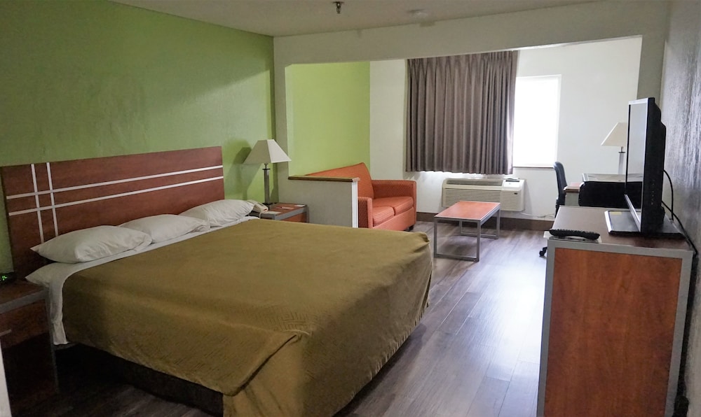 Suite, 1 King Bed, Non Smoking - Photo 3