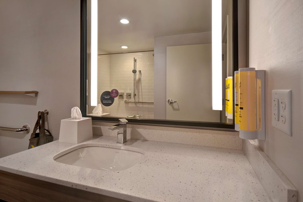 Room, 1 King Bed, Accessible, Bathtub - Photo 2