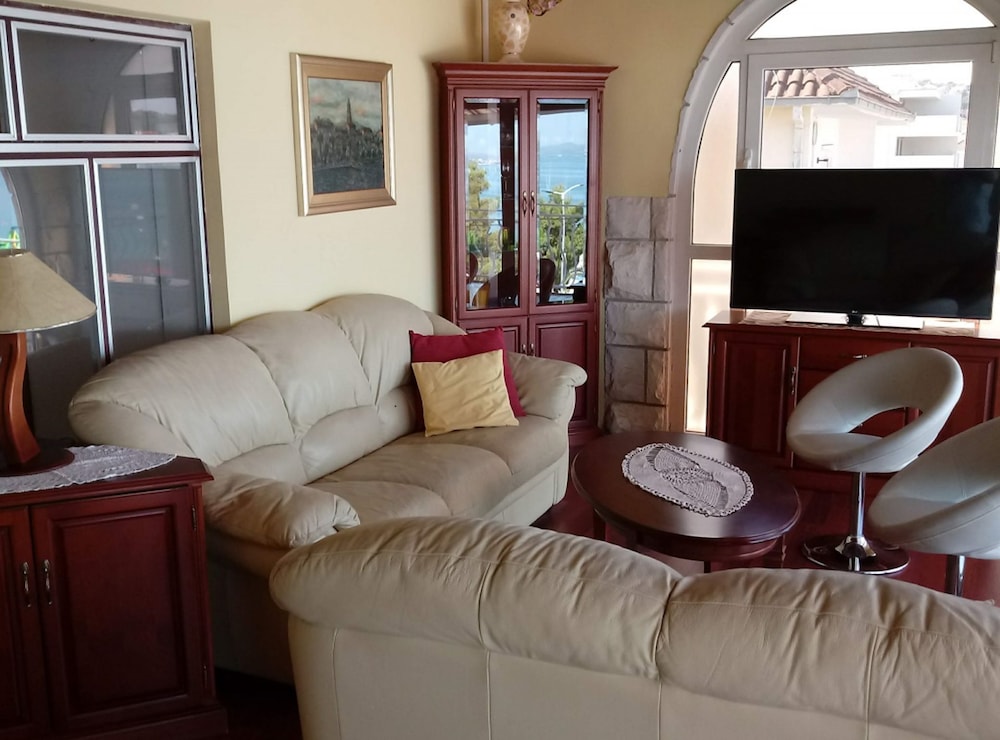 Apartment (Three Bedroom Apartment with Sea View)