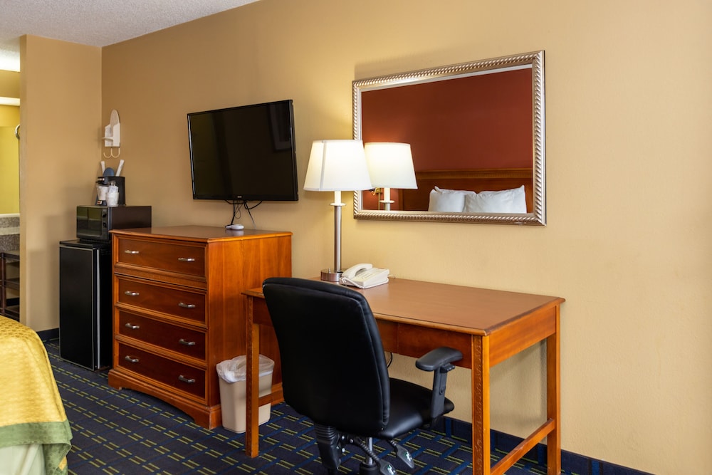 Standard Room, 1 King Bed, Accessible photo 3
