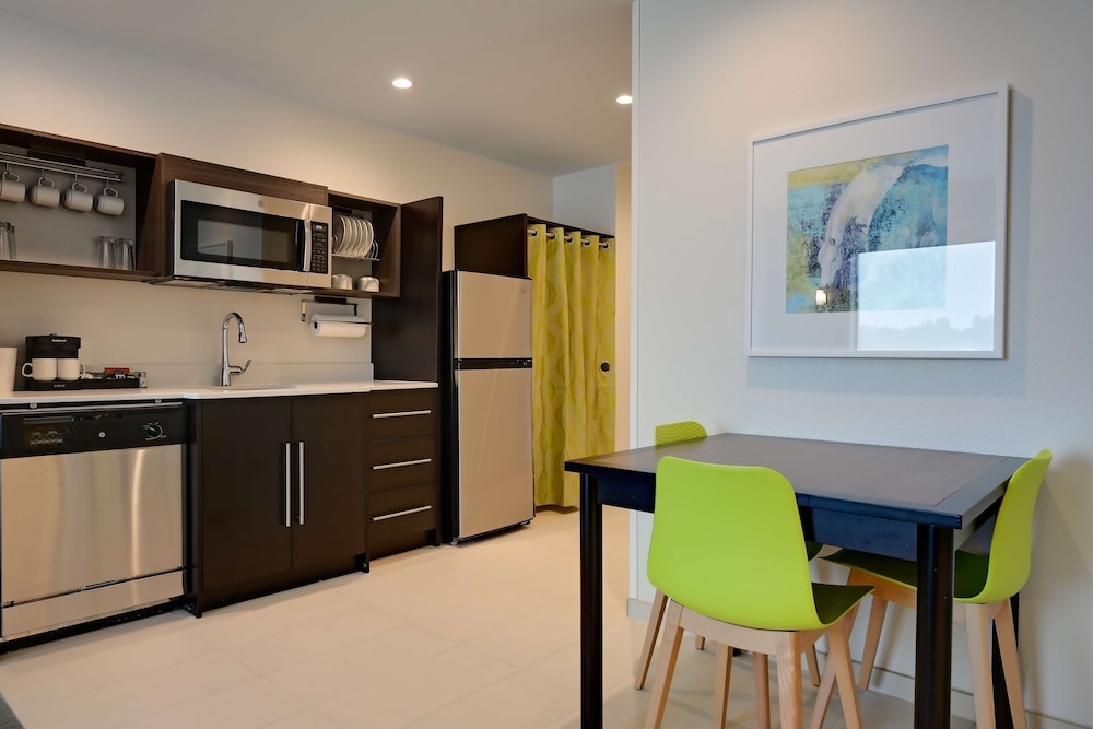 Suite, 1 Queen Bed, Accessible, Bathtub - Photo 2