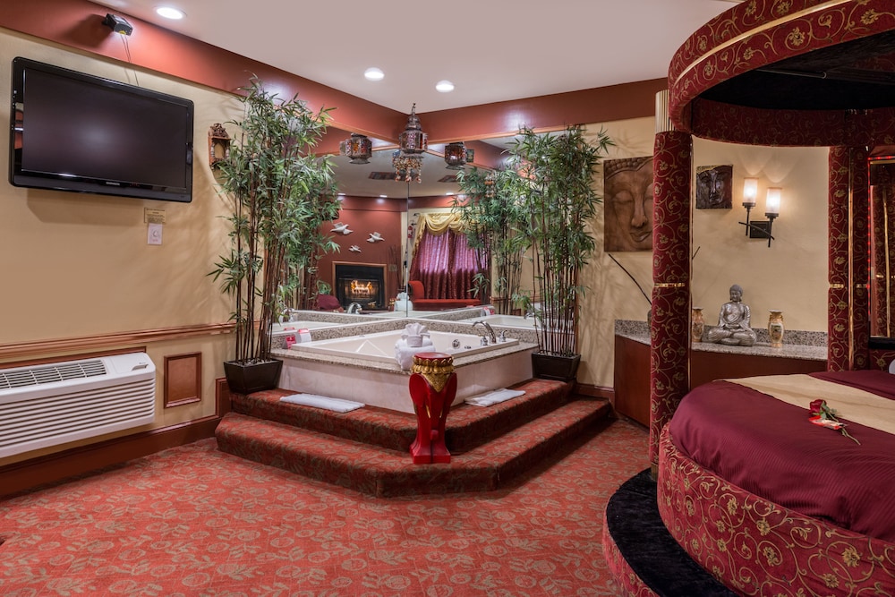 Asian Theme Suite with Round Bed, Jetted Tub & Fireplace - Photo 5