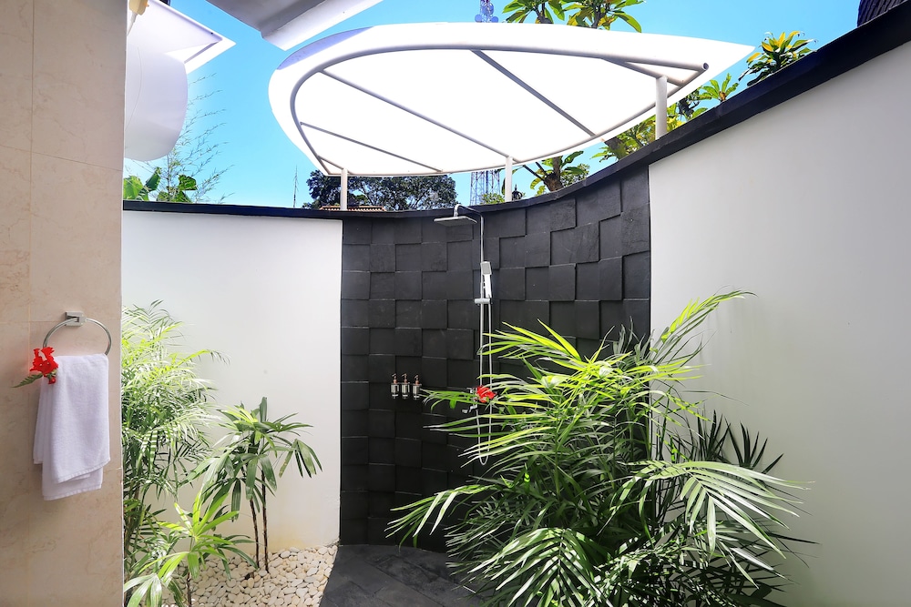 1 Bedroom Villa with Balcony Pool View - Photo 3