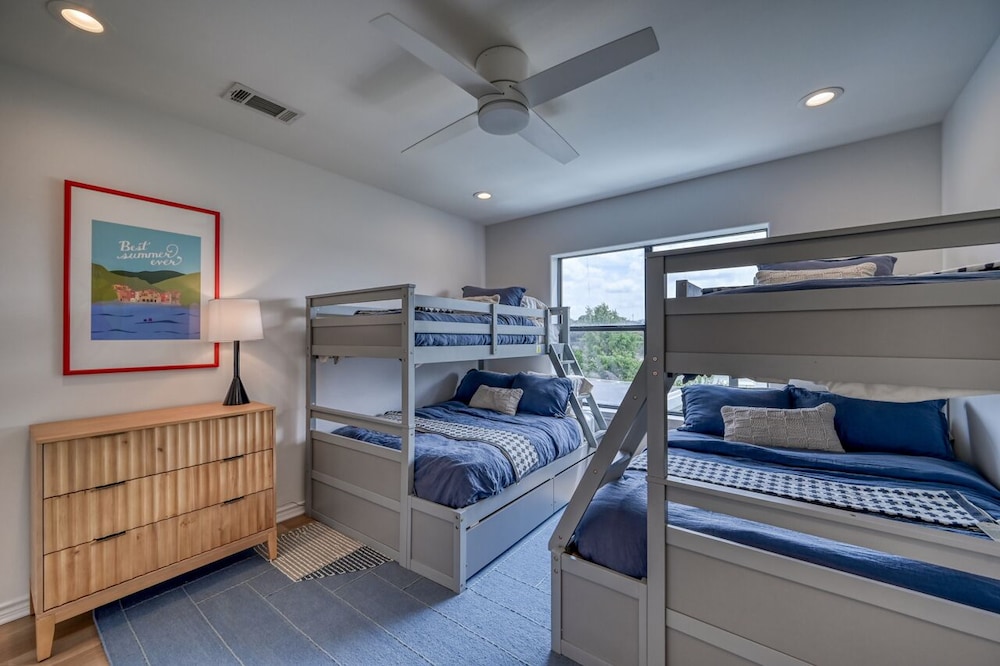 House, Multiple Beds, Patio photo 3