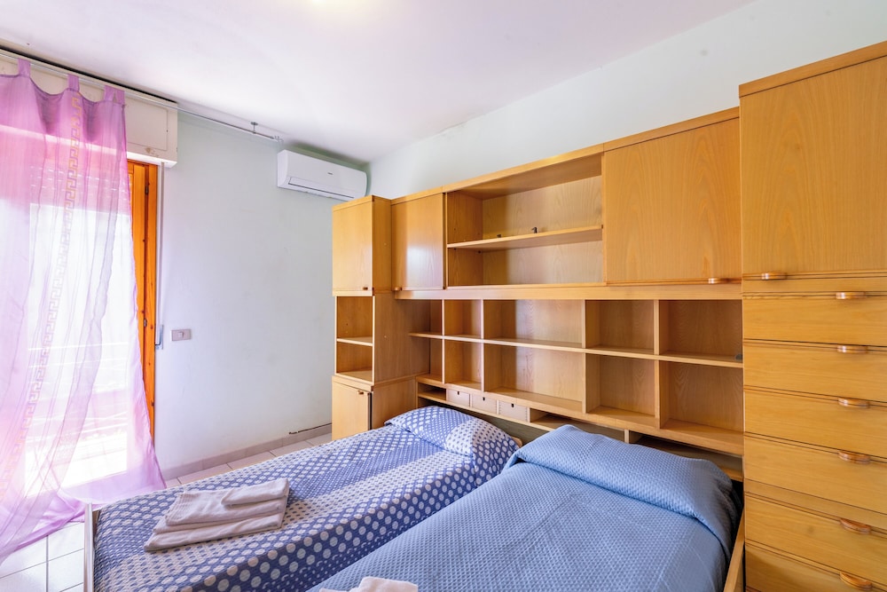 Family Apartment, Multiple Bedrooms (La Chimera 700m from sea)