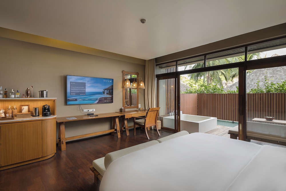 Deluxe Room, Jetted Tub - Photo 1