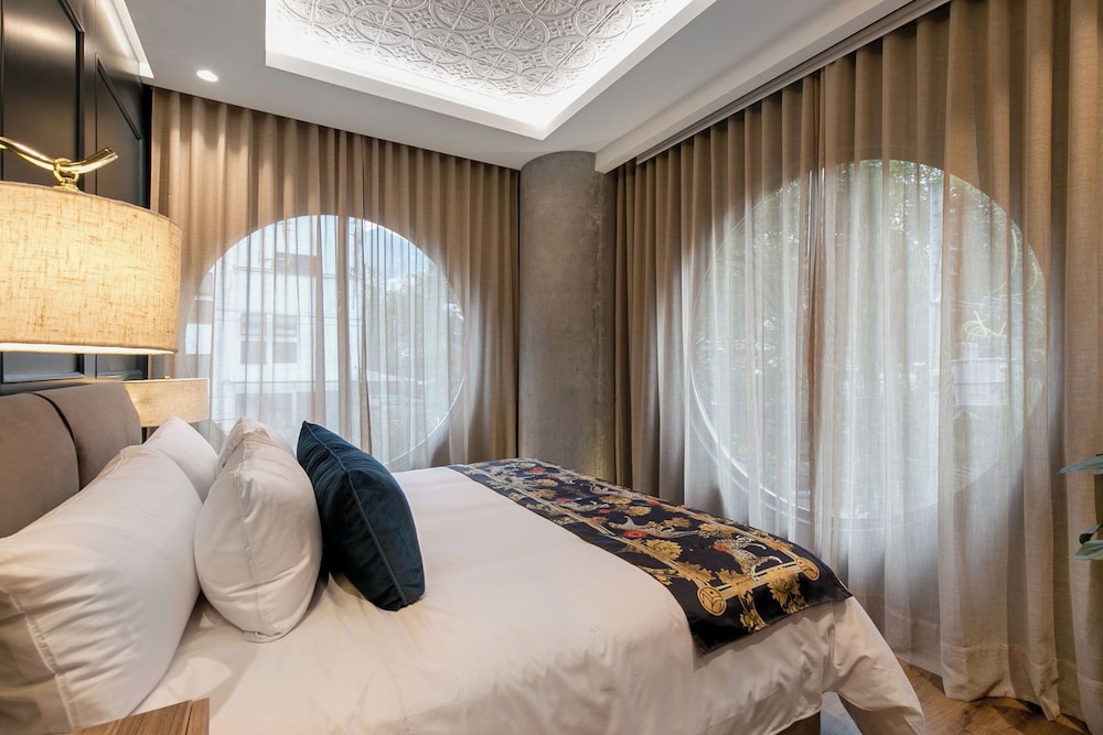Corner King Suite photo 2