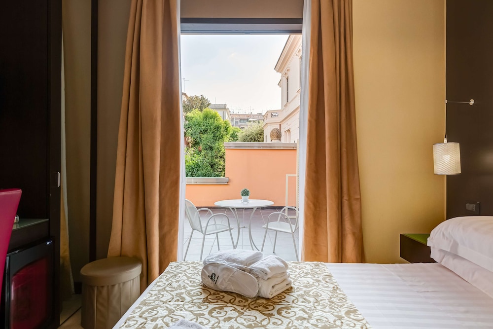 Deluxe Room, 1 Queen Bed, Balcony