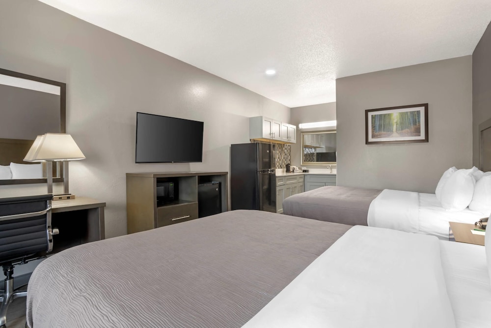 Room, 2 Queen Beds, Non Smoking (Upgrade) - Photo 4